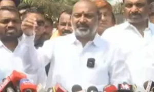 కట్టాల్సింది పోయి.. కూల్చడంలో పోటీ పడతారా? : బండి