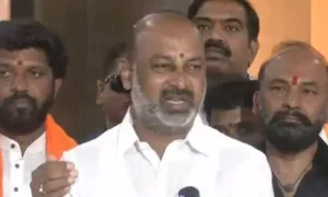 ఉపాధ్యాయులకు జీతాలు తగ్గించాలని నివేదిక ఏమిటి?: బండి