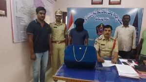 AP Crime: అతనో ప్రభుత్వ ఉద్యోగి.. డ్యూటీ దిగిన తర్వాత దొంగతనాలు..!