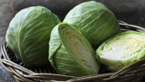 Cabbage: క్యాబేజీ శరీరానికి మంచిదే.. కానీ వీళ్లు తిన్నారంటే మాత్రం డేంజర్..