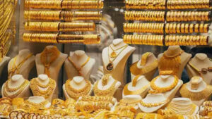 Gold Price Today: దిగి వస్తున్న బంగారం, వెండి ధరలు.. హైదరాబాద్‌లో ఎంతంటే..