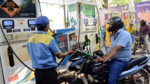 Petrol: ఇక్కడ లీటర్ పెట్రోల్ కేవలం రూ. 2 మాత్రమే.. ఆశ్చర్యపడేలోపే షాక్ అవుతారు.!