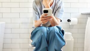 Bathroom Habits: టాయిలెట్‌కి ఫోన్ పట్టుకెళ్తున్నారా? ఈ భయంకరమైన వ్యాధి రావడం ఖాయం!