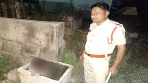 తల్లి ఒడిలో ఉండాల్సిన 3నెలల బాలుడు మాయం.. అటు ఇటు వెతుకుతుండగా ఊహించని షాక్..!