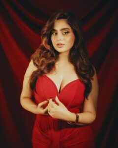 AyeshaKhan : వేడి వేడి అందాలతో సెగలు రేపుతున్న అయేషా ఖాన్..