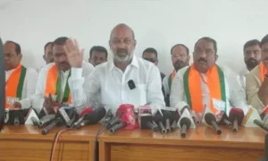 హైడ్రా పేరు తో పేదల ఇండ్లను కూల్చివేస్తున్నారు: మంత్రి బండి