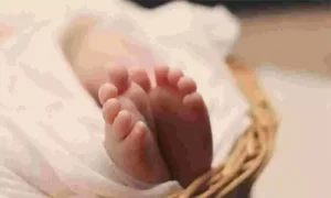 మద్యం కోసం మగ శిశువును అమ్మేసిన తల్లి