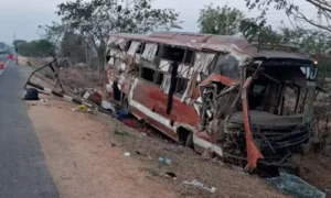 నిజామాబాద్‌లో ట్రావెల్స్ బస్సు బోల్తా: నలుగురు మృతి