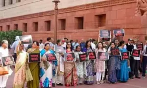 ఎల్‌పీజీ సంక్షోభం...పార్లమెంట్ కాంప్లెక్స్‌లో నిరసన