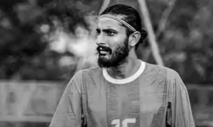 ఫుట్‌బాల్ ఆడుతూ మైదానంలోనే కుప్పకూలిన 25ఏళ్ల ప్లేయర్..