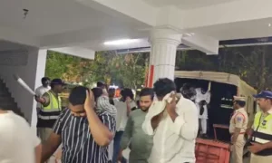 ఎల్ బి నగర్ లో  ‘వైట్ కప్ కేఫే’ సెంటర్ పై పోలీసుల దాడి... పలువురు విద్యార్థులు అరెస్టు