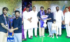 సిఎం రేవంత్ రెడ్డిని కలిసిన తిలక్ వర్మ
