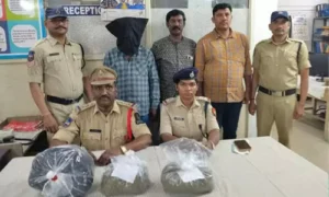 కాచిగూడ రైల్వే స్టేషన్ లో 2 కిలోల గంజాయి పట్టివేత
