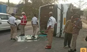 మియాపూర్‌లో బోల్తాపడిన మినీ బస్సు