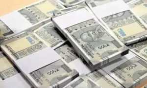 కళ్లల్లో కారం కొట్టి..రూ.కోటి కొట్టేశారు