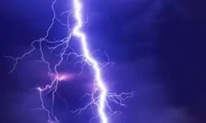 స్కూల్ మైదానంలో పడిన పిడుగు.. ఓ వ్యక్తి మృతి