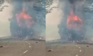 టాపాసుల లారీ దగ్ధం.. రోడ్డుపై బీభత్సం..