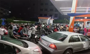 కొరత భయంతో భారీగా క్యూలు
