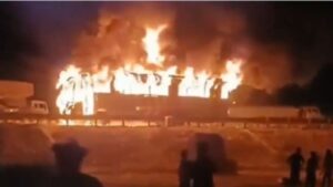 Bus Fire Accident: స్లీపర్ బస్సుకు మంటలు.. బయటకు దూకి ప్రాణాలు దక్కించుకున్న ప్రయాణికులు.!