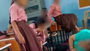 ViralVideo: ఛీఛీ చదువు చెప్పాల్సిన గురువే.. వీడియో వైరల్!