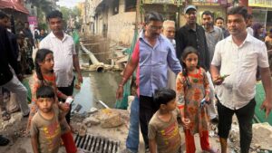 Hyderabad: నాలాలో పడ్డ బాలుడు.. సీసీ కెమెరాల్లో రికార్డ్‌ అయిన దృశ్యాలు.. కొంచెమైతే ప్రాణాలే పోయేవి..!