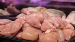 Chicken Prices: చికెన్ ధరలపై షాకింగ్ న్యూస్.. ఒక్కసారిగా పెరిగిన ధరలు.. కేజీ ఎంతంటే..?