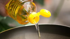 Cooking Oil: గ్యాస్ సిలిండర్ బాటలో వంట నూనె ధరలు.. సామాన్యులపై మరో పిడుగు.. ధరలు ఒకేసారి ఎంత పెరిగాయంటే..?