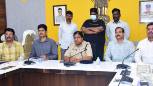 ఒకసారి కారు యజమానిగా, మరోసారి డీలర్‌గా.. ఈ యువకుడి మోసాలు తెలిస్తే షాక్ అవ్వాల్సిందే!