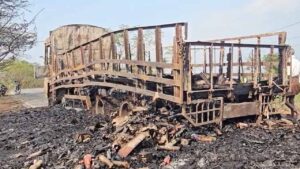 Hyderabad: అనుకోని ప్రమాదం.. అందరు చూస్తుండగానే.. బాణాసంచా లారీ అగ్నికి ఆహుతి..!
