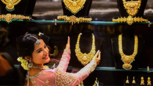 Gold Price: బంగారం కొనాలనుకుంటున్నారా..? హైదరాబాద్, విజయవాడలో తులం ఎంతుందంటే..