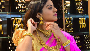 Gold Price Today: మహిళలకు గుడ్‌న్యూస్‌.. దిగి వస్తున్న బంగారం, వెండి ధరలు.. హైదరాబాద్‌లో ఎంతంటే..