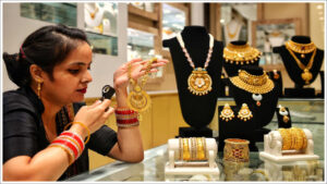 Gold Price Today: మహిళలకు ఇదే లక్కీ ఛాన్స్.. రికార్డ్‌ స్థాయిలో పతనం.. మైండ్‌ బ్లాంక్‌ అయ్యే తగ్గింపు