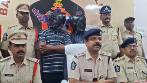 Andhra: ఎంబీఏ చదివి ఇదేం పనిరా..? ఏకంగా మహిళా పోలీస్‌కే మస్కా కొట్టారు.. చివరకు..