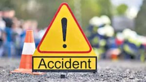 Andhra News: ఫ్లైఓవర్‌పై ఢీకొన్న రెండు కార్లు.. స్పాట్‌లోనే ముగ్గురు మృతి.. ఎక్కడంటే?
