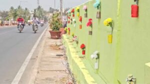 ఐడియా అదుర్స్ కదూ..! బహిరంగ ప్రదేశాలలో పోస్టర్లు వేయకుండా ఏం చేశారో తెలుసా..?