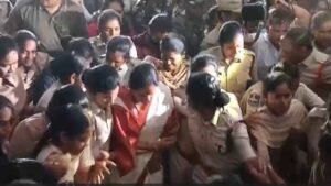 ఖమ్మంలో హైడ్రామా.. కవిత నిరాహారదీక్ష భగ్నం.. కవితతో పాటు ఆందోళనకారుల అరెస్ట్!