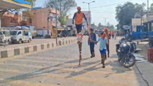 అమ్మో ..ఇదేం భక్తి యాత్ర బాబోయ్.. కాళ్లకు కర్రలు కట్టుకొని..