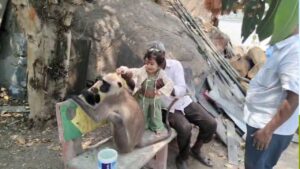 Andhra News: కోతుల భయం.. కొండముచ్చు అభయం.. ఆ ఆలయంలో అద్భుత దృశ్యం!