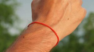 Red Thread: మంచిదని ఎర్ర దారం కట్టుకుంటున్నారా.. ఈ రాశుల వారికి అరిష్టమట, జీవితం ఆగమాగమే!