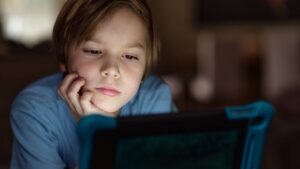 Screen Addiction: పిల్లలు మొబైల్‌కు అతుక్కుపోతున్నారా? సమయం కంటే ‘వ్యసనం’ డేంజర్! 