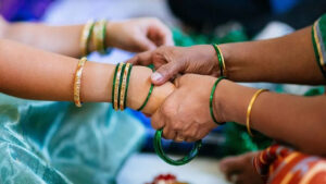 గాజులు వేసుకునేటప్పుడు ఈ తప్పులు చేశారో దరిద్రం మీ వెంటే.. సంపద పెరగాలంటే ఇలా చేయండి..