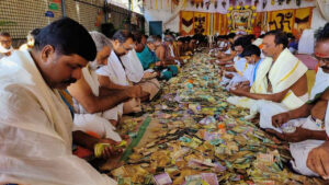 Telangana: ఆలయం హుండీ లెక్కింపు జరుగుతుండగా కనిపించిన చిత్తు కాగితాలు.. తీరా పరిశీలించి చూడగా