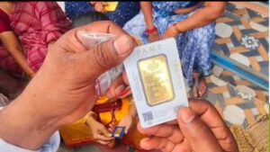 అప్పు తీర్చమంటే.. బంగారం బిస్కెట్లు ఇప్పించాడు.. తీరా చూస్తే మైండ్ బ్లాంక్ అయ్యే ట్విస్ట్..