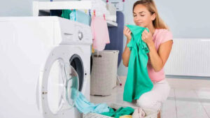Washing Clothes at Night: టైం లేదని రాత్రిళ్లు బట్టలు ఉతికేస్తున్నారా? మీ జీవితంలో వచ్చే మార్పులు ఇవే..