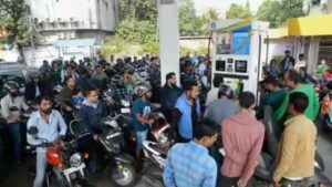 Petrol Bunks Rush: పెట్రోల్ బంకుల వద్ద రద్దీకి అసలు కారణాలు ఇవే..!