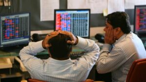 Stock Market Crash: రెండు గంటల్లోనే రూ.3.7 లక్షల కోట్లు లాస్.. ఇన్వెస్టర్లను ముంచేసిన మంగళవారం!