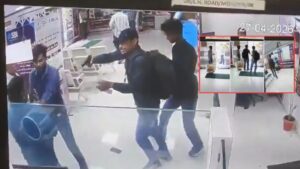 Bank Robbery: పట్టపగలు SBI బ్యాంక్‌లో ఘరానా దోపిడీ.. వీడియో వైరల్