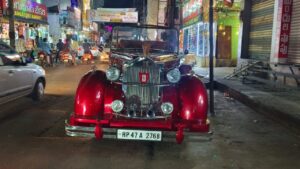 నరసాపురం వీధుల్లో వింటేజ్ వైభవం..1947 నాటి రోల్స్‌ రాయిస్‌ చూసేందకు జనాల క్యూ