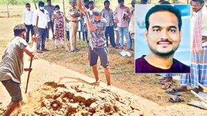 Anakapalli Death Mystery: కొడుకు మృతిపై అనుమానం.. కన్నతల్లి కన్నీటి పోరు..