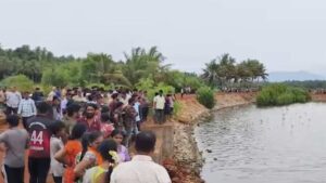 Karnataka Tragedy: కర్ణాటకలో ఘోర విషాదం.. ముత్యపుచిప్పల కోసం మృత్యు ఒడిలోకి! నదిలో మునిగి ఎనిమిది మంది మృతి..